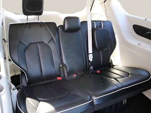 Used 2023 Chrysler Pacifica Limited image 19