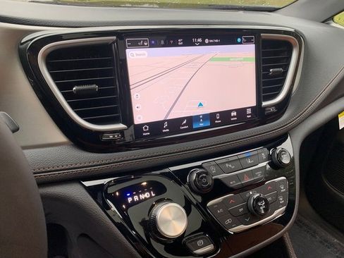 New 2026 Chrysler Pacifica Pinnacle image 18