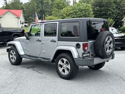 Used 2018 Jeep Wrangler Unlimited Sahara AWD/4WD image 8