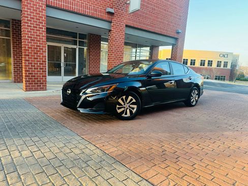 Used 2024 Nissan Altima 2.5 S FWD image 3