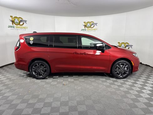 New 2026 Chrysler Pacifica Select AWD/4WD image 11