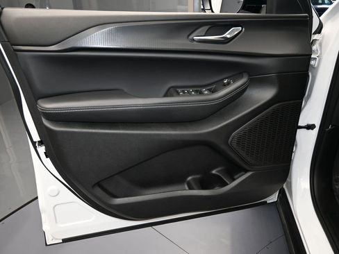 Used 2024 Jeep Grand Cherokee Altitude image 11