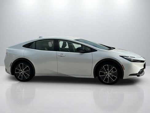 Used 2025 Toyota Prius XLE image 4