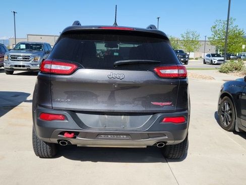 Used 2017 Jeep Cherokee Trailhawk w/ Comfort/Convenience Group AWD/4WD image 2