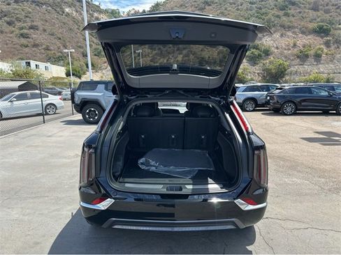 New 2025 Cadillac Optiq Luxury 1 image 31