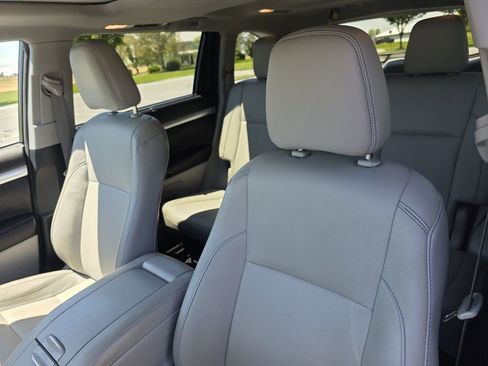 Used 2017 Toyota Highlander XLE AWD/4WD image 12
