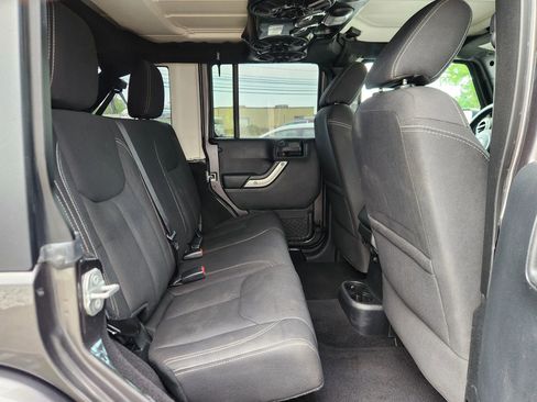 Used 2016 Jeep Wrangler Unlimited Sahara w/ Connectivity Group AWD/4WD image 39