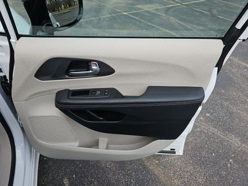 Used 2024 Chrysler Pacifica Touring-L FWD image 15