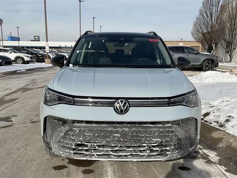 New 2026 Volkswagen Taos SE image 2