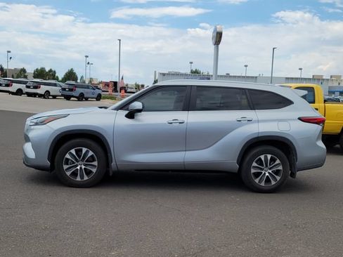 Used 2023 Toyota Highlander XLE AWD/4WD image 2
