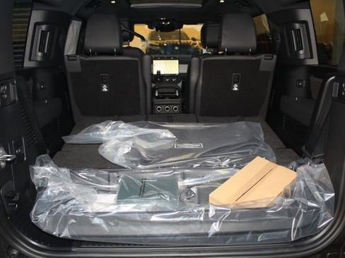 New 2026 Land Rover Defender 130 X-Dynamic SE image 12