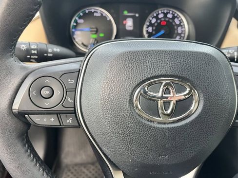 Used 2021 Toyota RAV4 XLE Premium image 34
