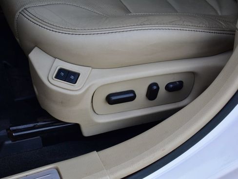 Used 2017 Ford Taurus Limited FWD image 18