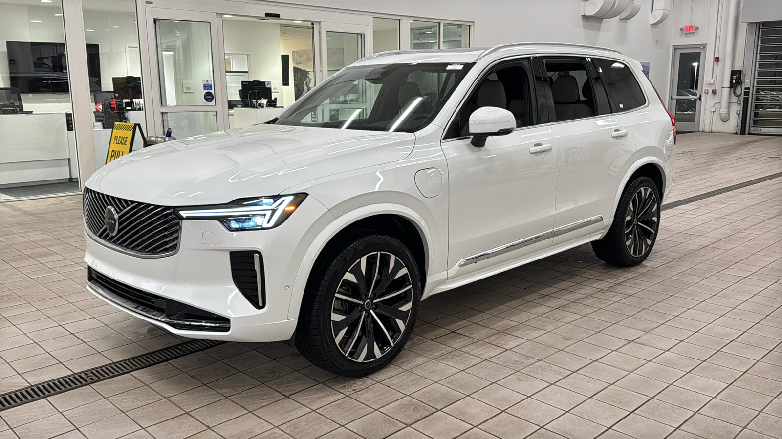 New 2026 Volvo XC90 T8 Plus w/ Protection Package Premier AWD/4WD image 9