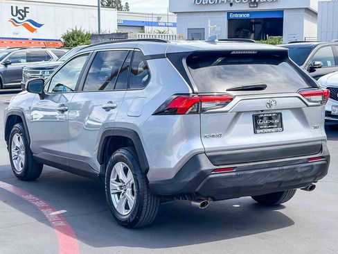 Used 2021 Toyota RAV4 XLE w/ Convenience Package FWD image 2
