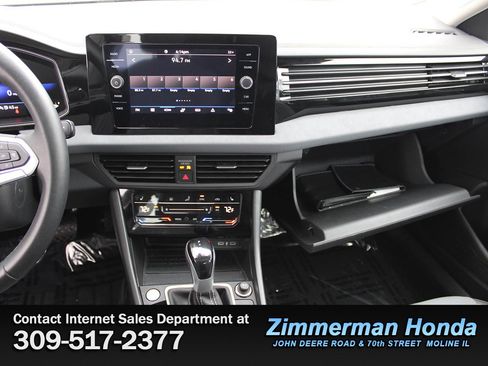 Used 2025 Volkswagen Jetta SE w/ Sunroof Package image 16