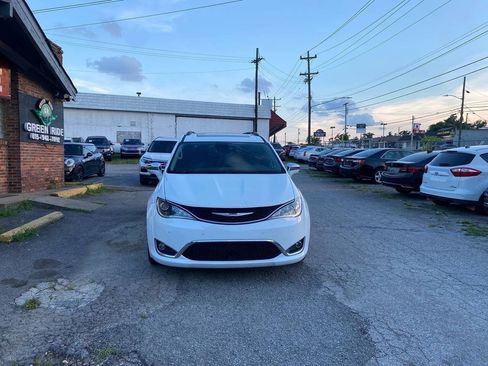 Used 2018 Chrysler Pacifica Limited w/ Tire & Wheel Group FWD image 8