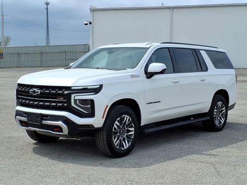 Used 2025 Chevrolet Suburban Z71 image 3