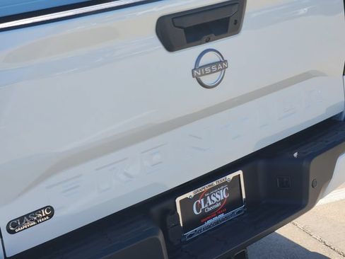 Used 2025 Nissan Frontier SV w/ SV Convenience Package RWD image 9