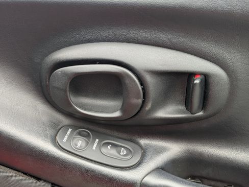 Used 2004 Chevrolet Corvette Convertible w/ Preferred Equipment Group image 19