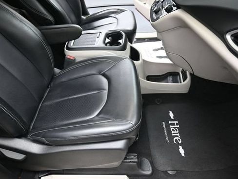 Used 2023 Chrysler Pacifica Touring-L FWD image 29