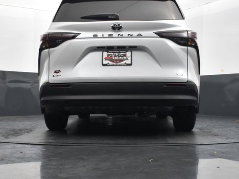 Used 2026 Toyota Sienna XLE FWD image 39