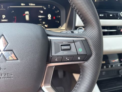 New 2025 Mitsubishi Outlander SE image 26