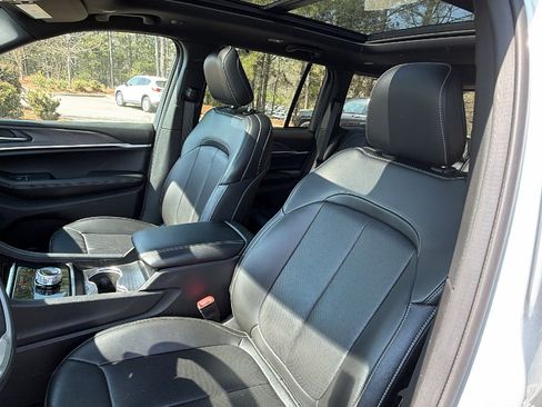 Used 2024 Jeep Grand Cherokee Limited w/ Luxury Tech Group II image 17