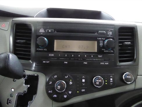 Used 2013 Toyota Sienna L image 13