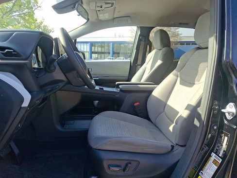 Used 2025 Toyota Sienna LE FWD image 15