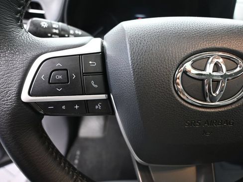 Used 2022 Toyota Sienna XLE AWD/4WD image 25