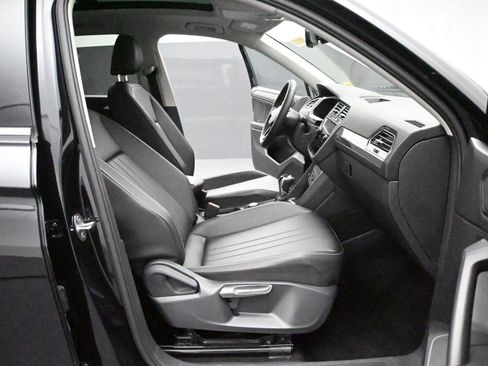 Used 2022 Volkswagen Tiguan SE w/ Panoramic Sunroof Package image 15