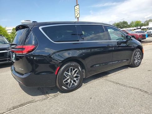 New 2027 Chrysler Pacifica Limited FWD image 6