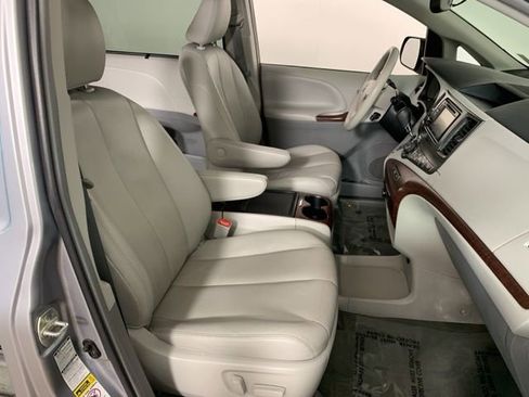 Used 2013 Toyota Sienna XLE AWD/4WD image 41