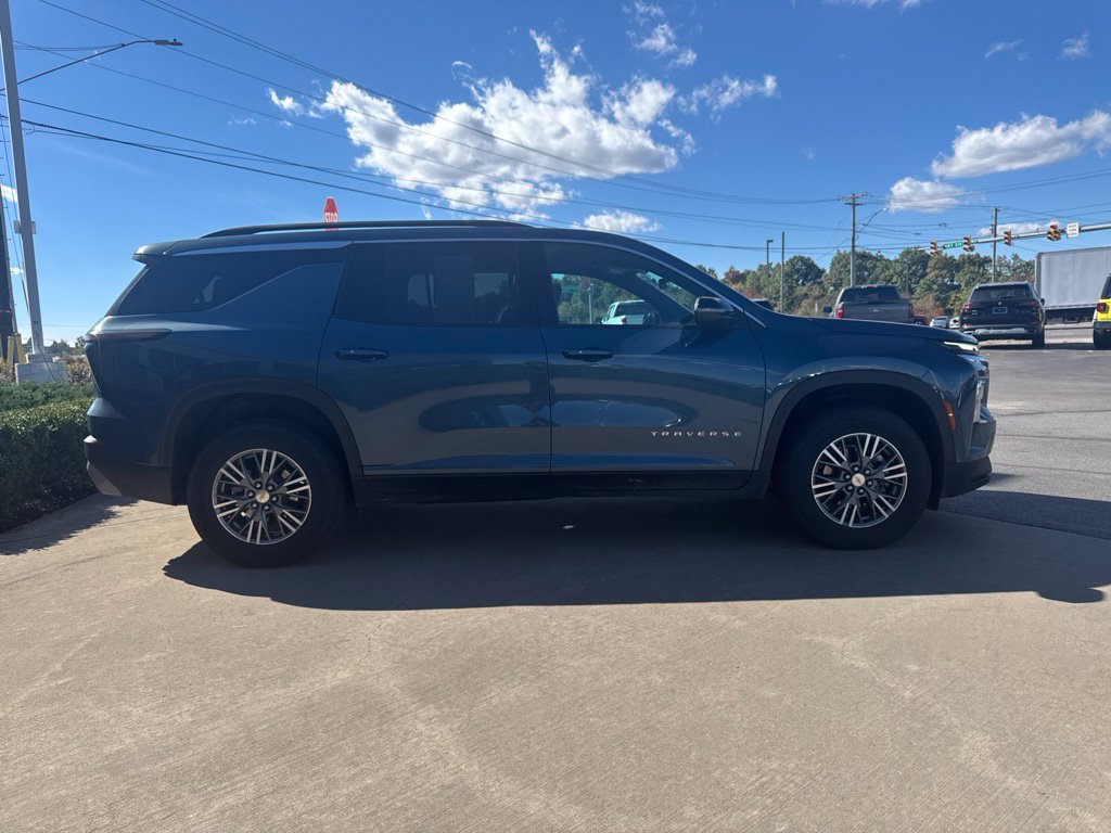 Used 2026 Chevrolet Traverse LT AWD/4WD image 4