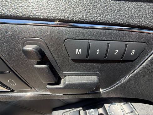 Used 2010 Mercedes-Benz E 550 4MATIC Sedan image 29