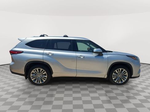 Used 2023 Toyota Highlander Limited FWD image 8