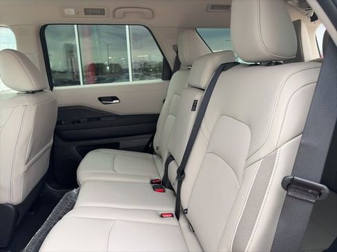 New 2026 Nissan Pathfinder SL image 18