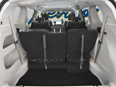 Used 2023 Chrysler Pacifica Touring-L FWD image 37