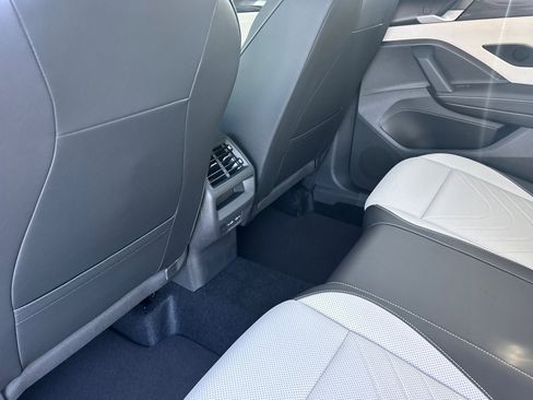 New 2025 Volkswagen Tiguan SE image 12