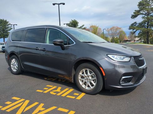 Used 2023 Chrysler Pacifica Touring-L image 2
