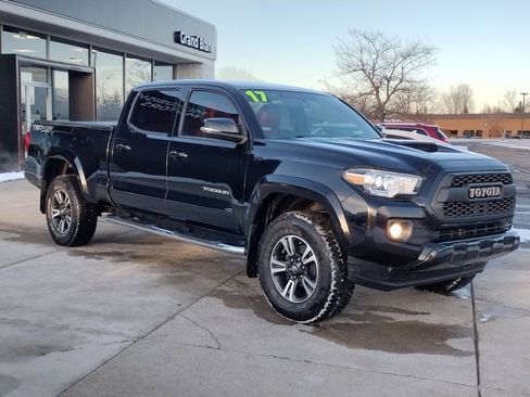 Used 2017 Toyota Tacoma TRD Sport image 3