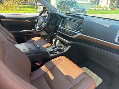 Used 2019 Toyota Highlander Limited Platinum AWD/4WD image 34