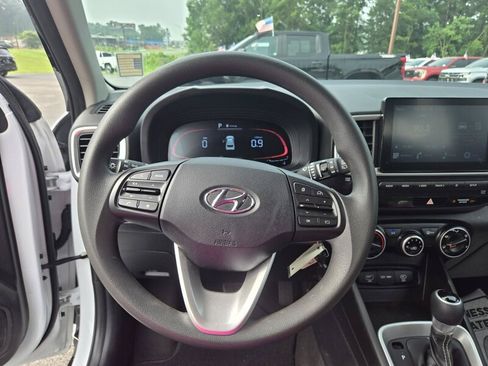 Used 2024 Hyundai Venue SE FWD image 10