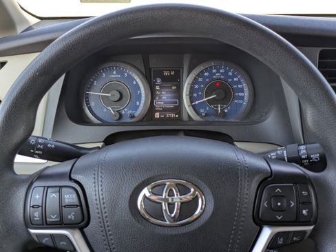Used 2020 Toyota Sienna LE image 30