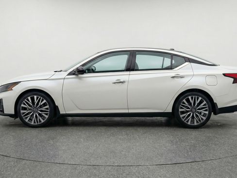 Used 2025 Nissan Altima 2.5 SV FWD image 5