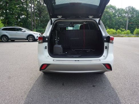 Used 2023 Toyota Highlander Platinum FWD image 19