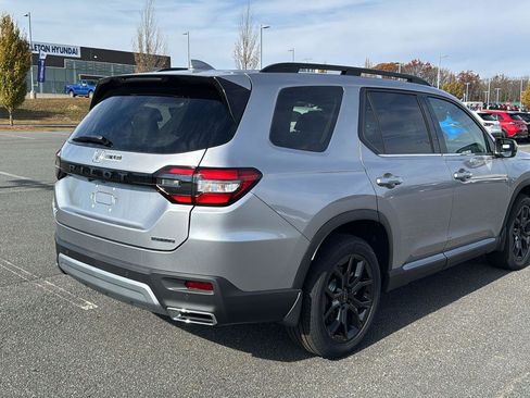 New 2025 Honda Pilot Touring image 5
