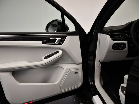 Certified 2026 Porsche Macan Turbo AWD/4WD image 35