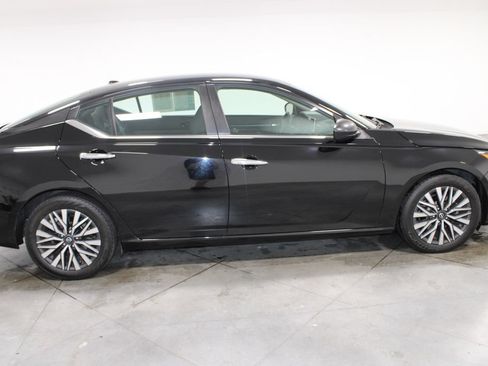 Used 2024 Nissan Altima 2.5 SV FWD image 11